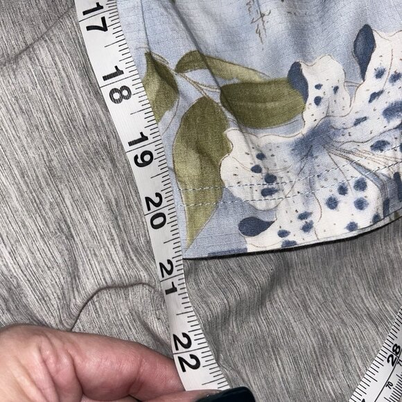 Caribbean Joe Blue Floral  Voyage Oasis Travel Capri Pants Women’s 12 Petite - Picture 9 of 9